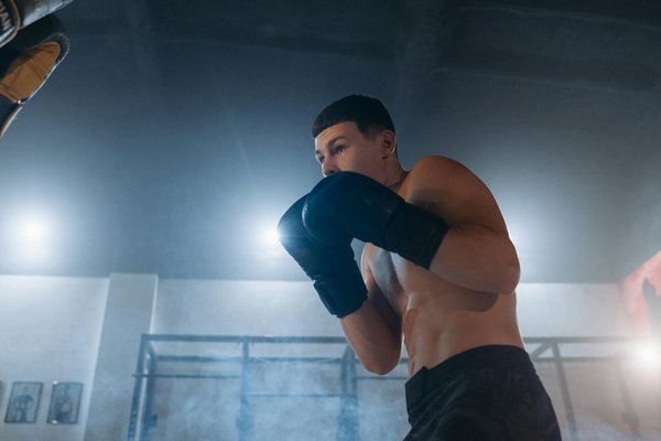 Quelles stratégies de prévention des blessures sont spécifiques aux gymnastes artistiques pour leur entraînement ?